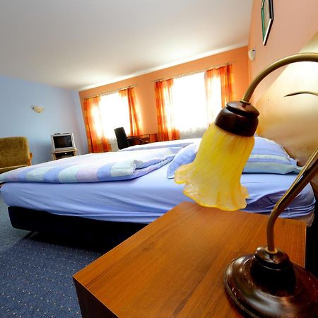 Restaurant & Hostel "Broadway" Kliniska 외부 사진