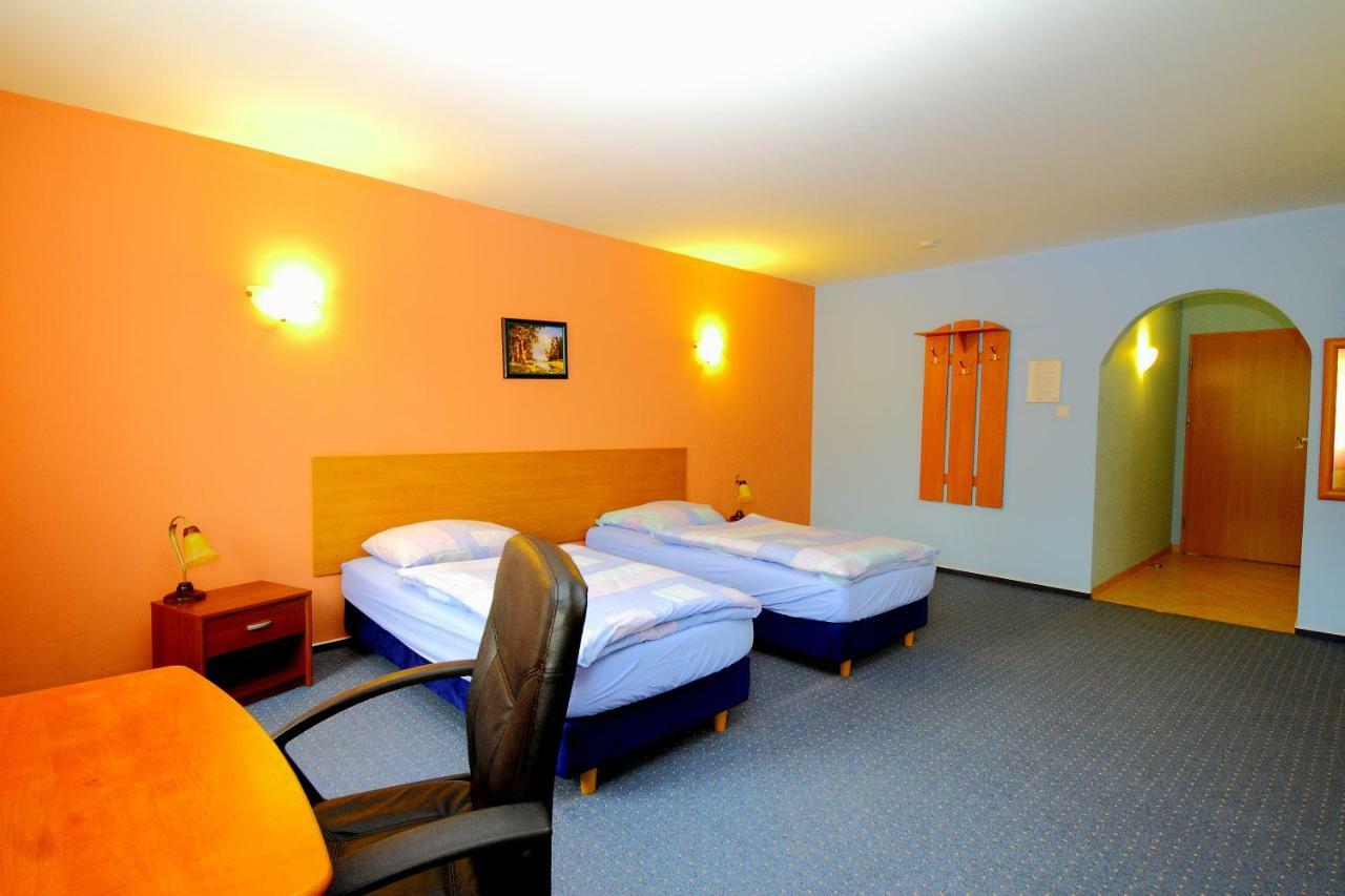 Restaurant & Hostel "Broadway" Kliniska 외부 사진