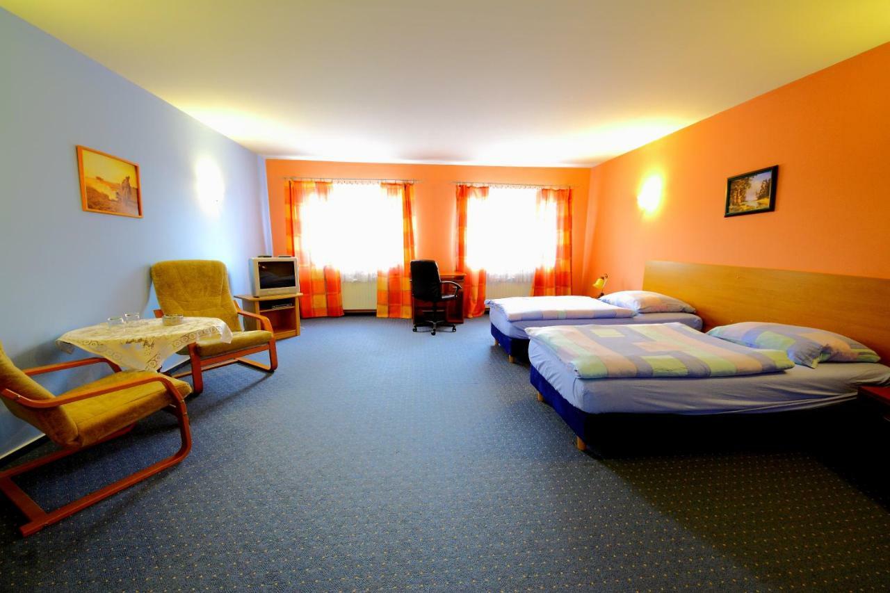 Restaurant & Hostel "Broadway" Kliniska 외부 사진